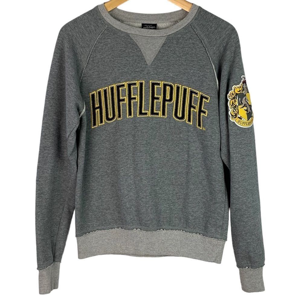 Universal studios the wizarding  world of Harry Potter hufflepuff sweater size S